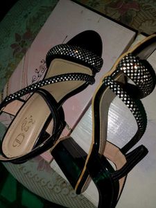 Sparkling Embellished Black Heels 👠✨