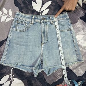Light Wash Frayed Hem Mini Denim Shorts