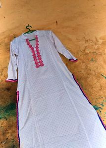 Pink and white kurta set with