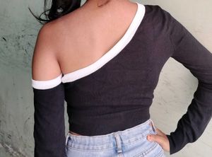 Chic One-Shoulder Black Cropped Top
