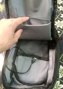 Waterproof Anti-Theft USB Backpack – Like New | Se