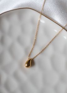 Elegant Teardrop Pendant Necklace BRAND NEW