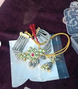 Necklace choker with pretty earings chiq set