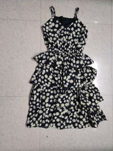 Floral Tiered Midi Dress.. Size: S-M
