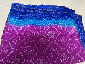 Elegant Double-Shade Bandhani Saree with Silver Za