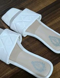 Showtopia Chic White Quilted Slides