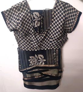 Elegant Floral Print Saree with Contrast Blouse