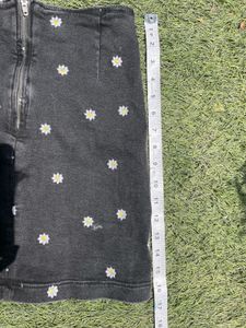 Cute black, daisy embroidery denim skirt🌼