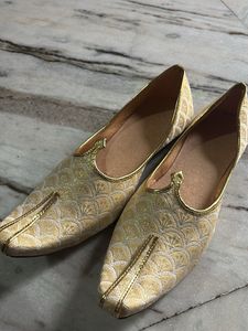 Elegant Gold Brocade Juttis