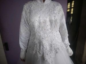 White wedding gown ( bust size adjustable)