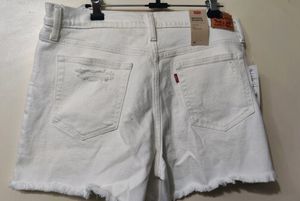 Levi's Women Casual shorts.  New With Tag.