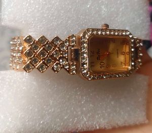 Elegant Rose Gold Women’s Watch with Crystal Detai