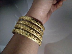 Set of 4 ornate gold bangles