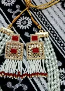 Elegant Pearl &amp; Gold Necklace