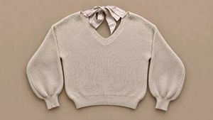 CREAM RIBBED V-NECK SWEATER WITH BACK BOW