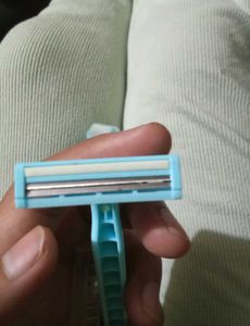 Pack of 3 bikini Razors nd face razor