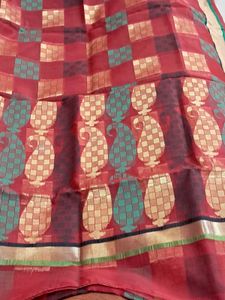 Traditional Red Taant Saree with Paisley Motifs