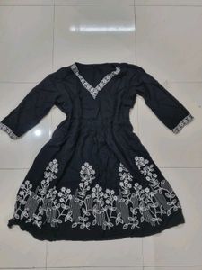 comb pf 4 Embroidered Kurtas🥳💥