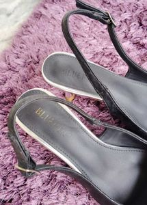 Chic Black Slingback Heels