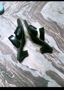 Chic Black Flat Sandals