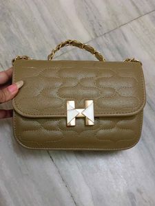 Chic Quilted Handbag with Gold Chain