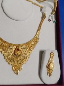 Elegant Gold Necklace and Earring Set