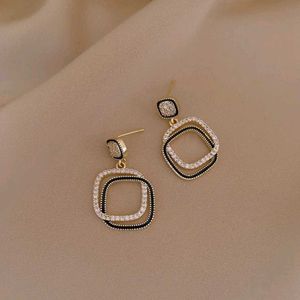 Elegant Black Flower &amp; Crystal Square Earrings