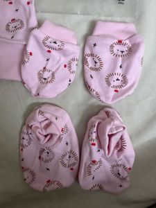 Set Of Cap , Socks And Mittens - New