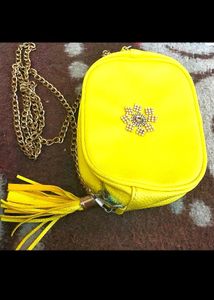 Beautiful slingbag in yellow colour 💛