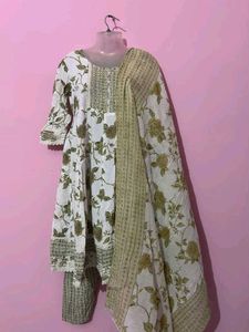 Elegant White Floral Kurta Set