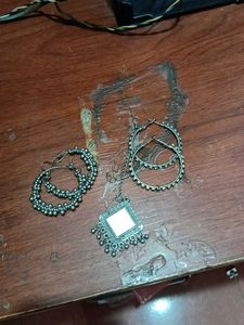 a mangtikka with 2 pair of earrings
