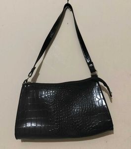 Chic Black Croc Embossed Shoulder Bag