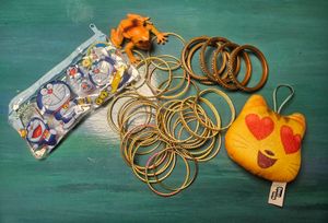 28Bangles, 5Kade, 1Charm, 1Doremon pouch, 1ToyFrog