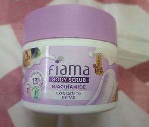 Fiama Body Scrub - Niacinamide
