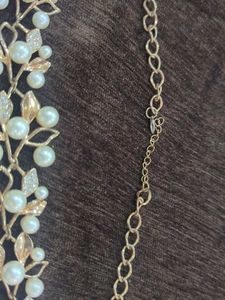 Elegant Pearl and Crystal Necklace