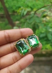 Classic Fashion Emarald Earrings With Diamonds Around It