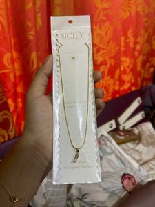 Elegant Gold Necklace with Pendant