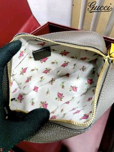 GUCCI* *NEO VINTAGE GG SUPREME MESSENGER BAG*