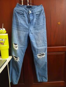 Light Wash Ripped Jeans