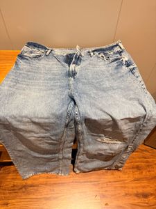 Womens Light Wash torned Jeans