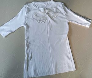 🇯🇵Chic White Ribbed Top with Embellishment