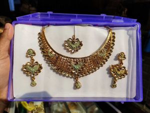 Jewellery Set: Necklace and Earrings