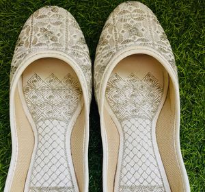 New Embroidered Juttis / Flats