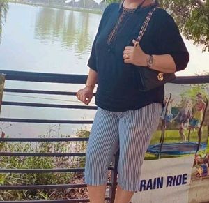 Striped Capris with Black Top in L 40 size