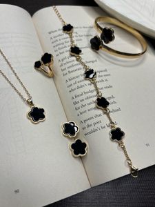 Elegant Clover Jewelry Set