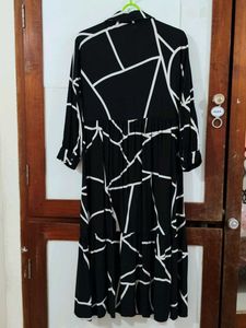 Chic Black &amp; White Geometric Print Dress