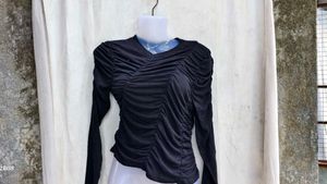 35279. Chic Ruched Long Sleeve Top