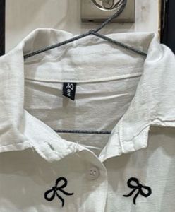 Chic White Bow Cropped Shirt