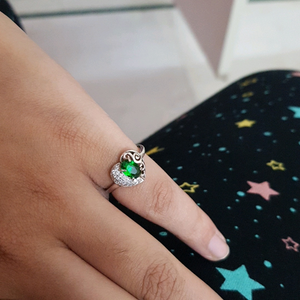 Silver ring with emarald stone