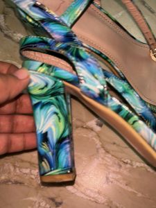 Stylish Blue &amp; Green Abstract Print Heels